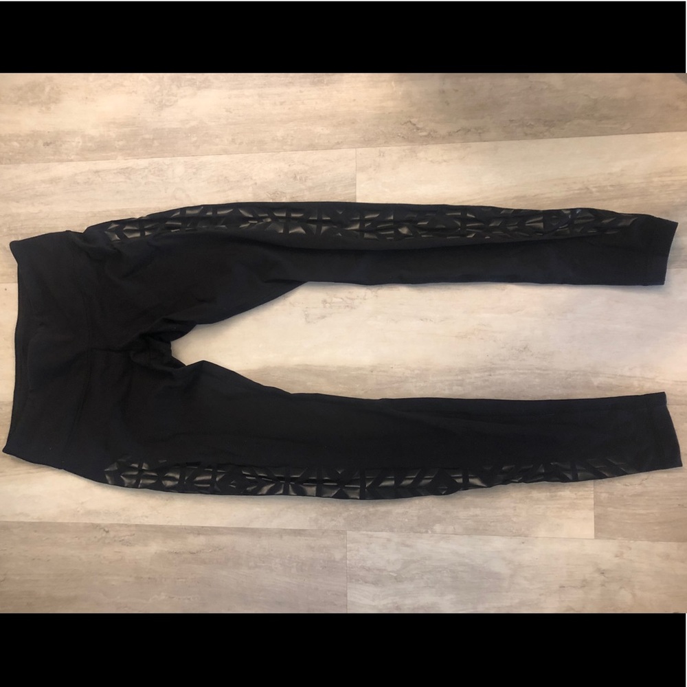 Lululemon black wunder under with tribal pattern
